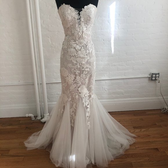 Ercilia Pronovias Gown - Picture 2 of 6